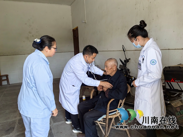 上门为村民检测（曾佐然摄）.jpg