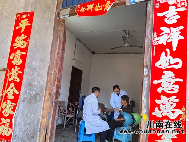 上门为村民检测1（曾佐然摄）.jpg