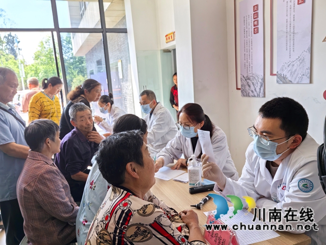 检查现场（曾佐然摄）.jpg