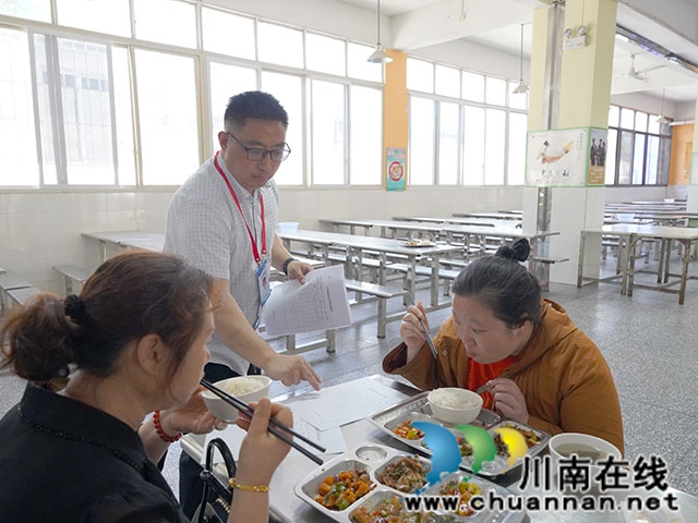发放就餐意见表，收集意见.jpg