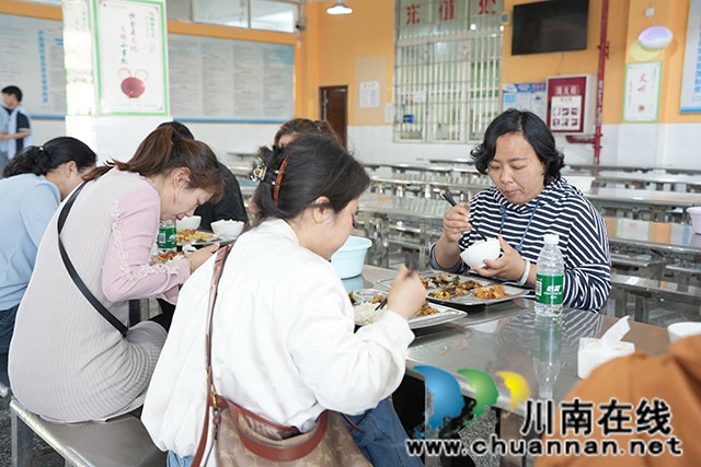 家长品尝食堂饭菜.jpg