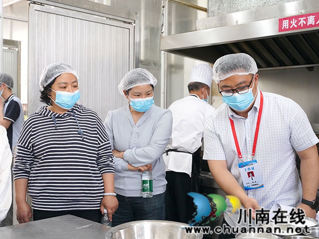 家长代表参观后厨.jpg