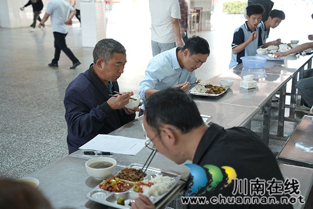家长与师生同餐.jpg