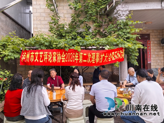 葡萄架下开会1.jpg