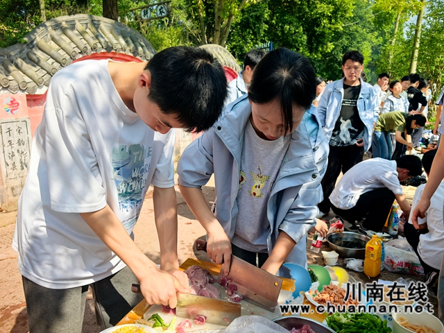 学生备菜2.jpg