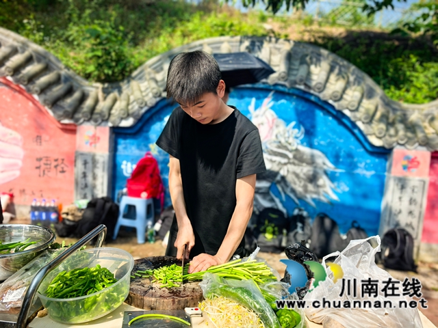 学生备菜1.jpg