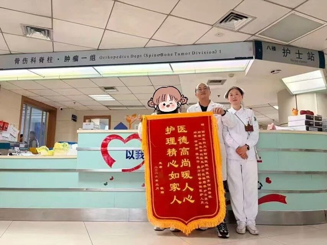 女子骑小电驴被出租车撞倒，在医院住了33天
