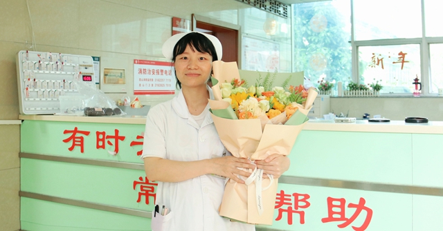 硬核！怀孕8月护士一把托住摔倒患者