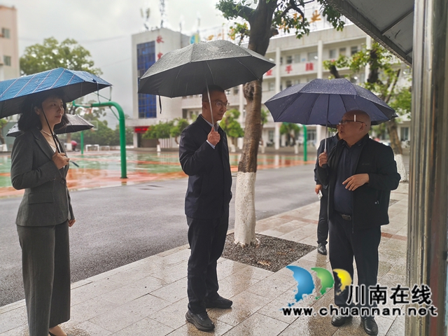 副县长一行听取学校发展规划汇报.jpg