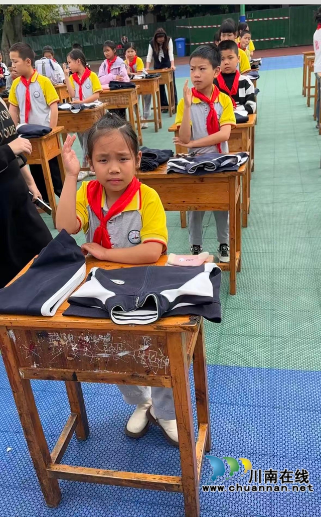 叠衣服.jpg