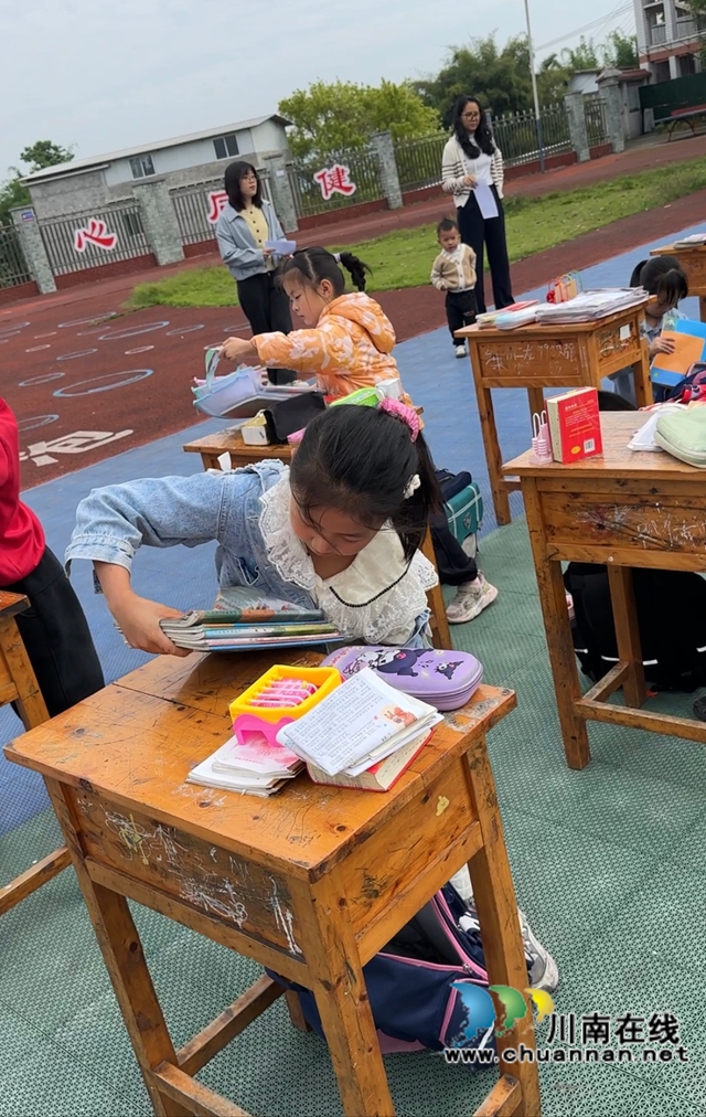 整理书包.jpg