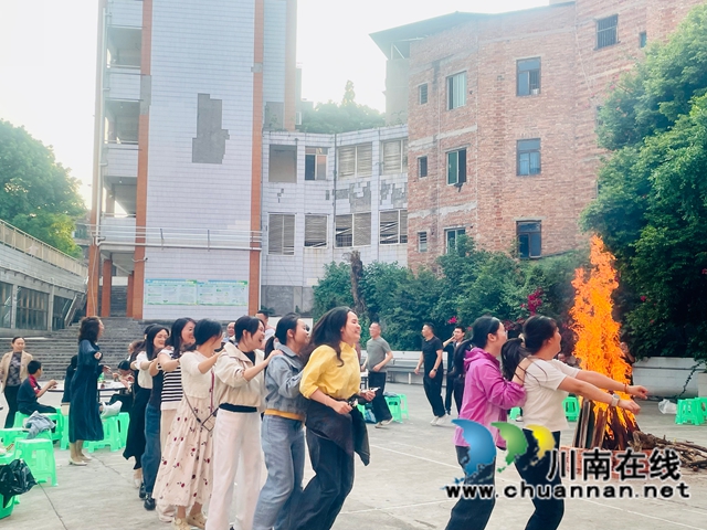泸县六中：一场篝火晚会，让教师“松口气”