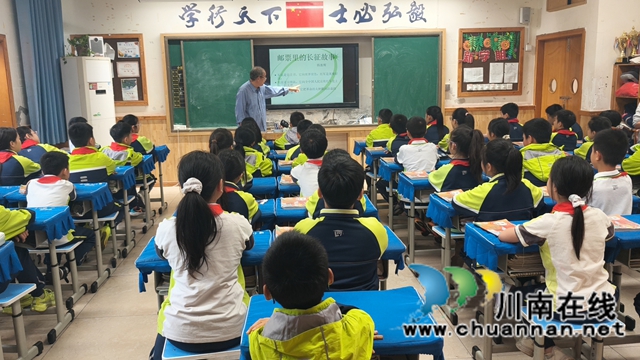 韩准辉给学生们讲邮票里的长征故事 (1).jpg