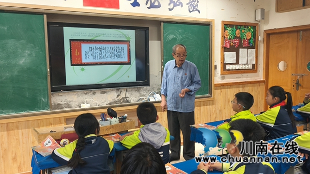 韩准辉讲“邮票里的长征故事”.jpg