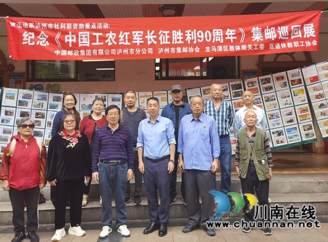与学校领导合影.jpg
