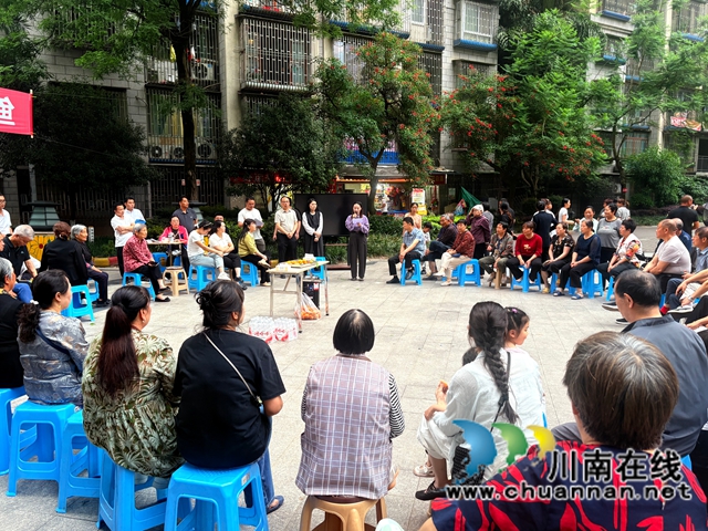 龙马潭区鱼塘街道云华山社区举办“倾听民声解民忧·共建和谐云华府”居民坝坝会