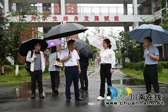 参观校园-教学楼.JPG