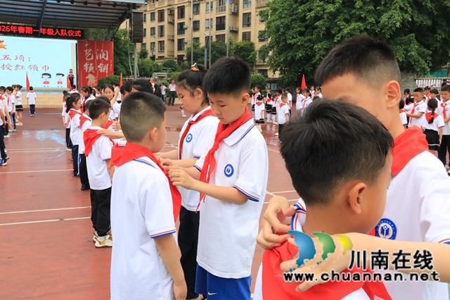 老队员为新队员佩戴红领巾 (1).JPG