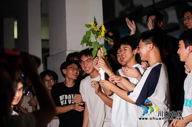 赠葵抒祝愿，高歌送前程｜纳溪区护国中学举行2026届高三学子暖心送考活动
