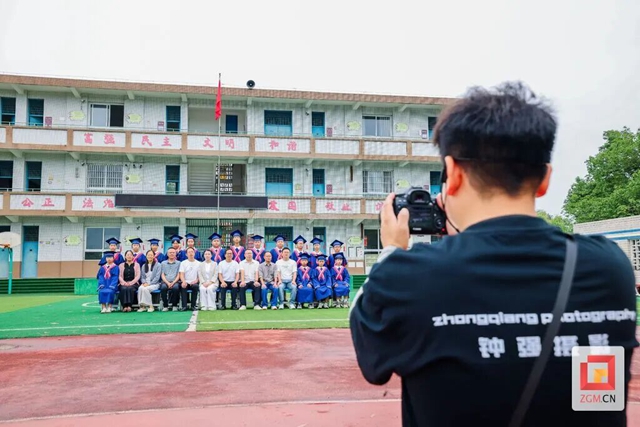 暖心毕业季 自贡乡村学校来了公益摄影师