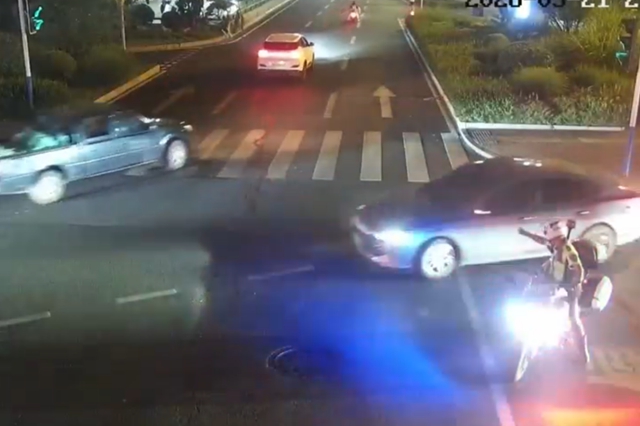 孩子突发疾病紧急送医，泸州交警、市民配合开出生命通道
