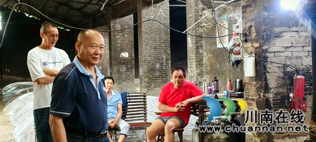 车间了解工人生活工作情况 .jpg