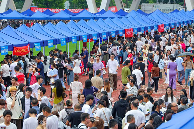 高考志愿怎么填?287所高校招生老师为4万余名泸州考生、家长现场“开方”(图2) 2.jpg