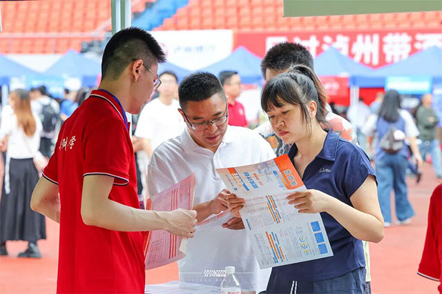 高考志愿怎么填?287所高校招生老师为4万余名泸州考生、家长现场“开方”(图4) 4.jpg