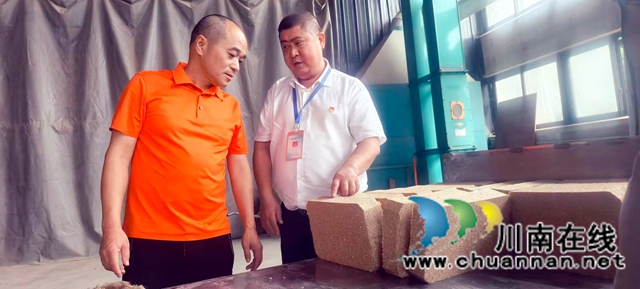 纳溪区新乐镇高洞村党委书记、村主任 孙道华:把村集体做厚 把群众事办实(图2) 图3了解企业生产经营情况.jpg