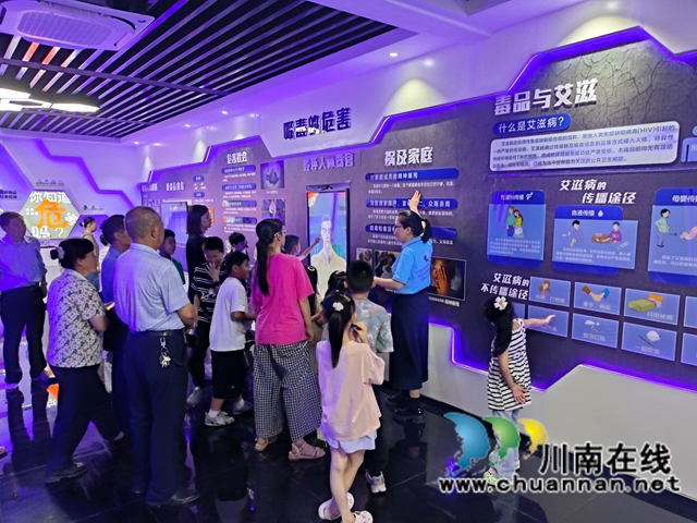 银发护青春 同心筑毒防|泸县关工委法治工委联合玉蟾街道清溪社区开展老少联动禁毒宣传活动(图2) 参观禁毒展览馆.jpg