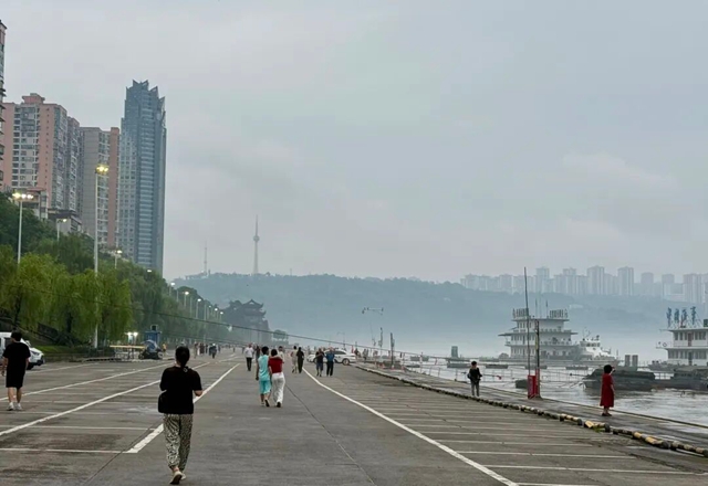 泸州“飞机坝”停车场即日起临时封闭，车辆“只出不进”