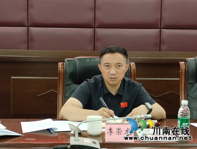 甘孜州职业技术学校副校长李崇龙介绍学校办学情况.jpg