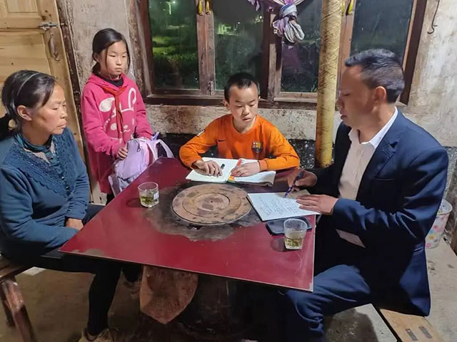 “校长,你走了,哪个来教娃儿?”何廷润:“我不走了!”(图2) 2.jpg