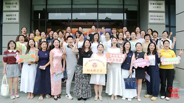 纳溪50多名女主播组团出道!为纳溪茶、柚、白酒等代言(图1) 1.jpg