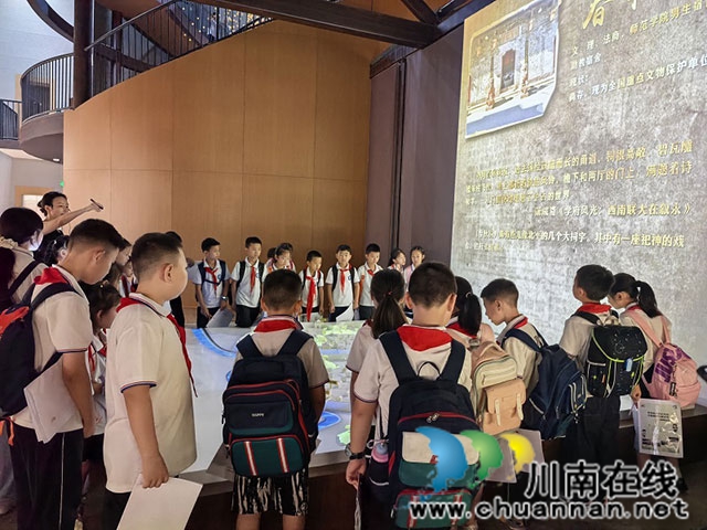 寻访联大旧址 赓续刚毅坚卓——叙永县叙永镇中心校开展主题研学活动(图1) 研学过程-(2).jpg