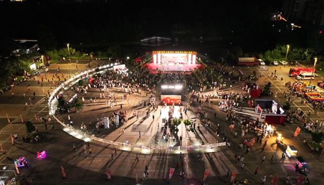 这晚,叙永上万人沿着百米长卷,重走长征路(图1) 1.jpg