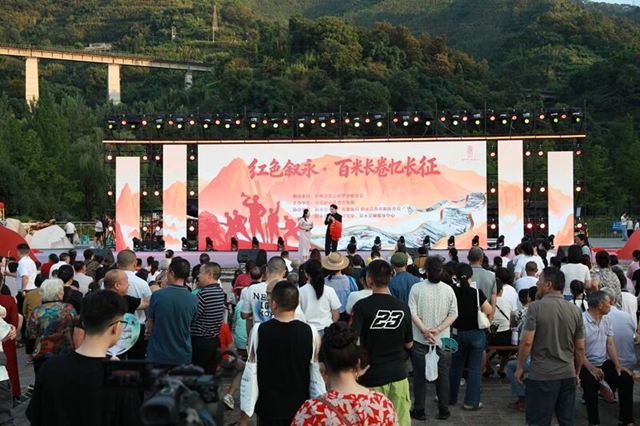 这晚,叙永上万人沿着百米长卷,重走长征路(图2) 2.jpg
