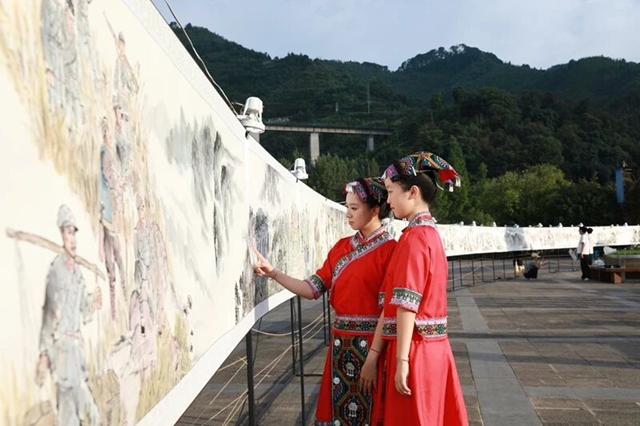 这晚,叙永上万人沿着百米长卷,重走长征路(图3) 3.jpg