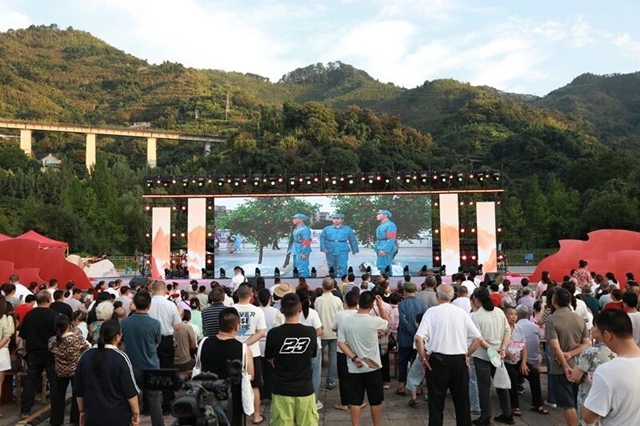 这晚,叙永上万人沿着百米长卷,重走长征路(图4) 4.jpg