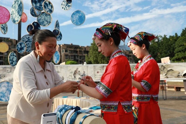 这晚,叙永上万人沿着百米长卷,重走长征路(图16) 16.jpg