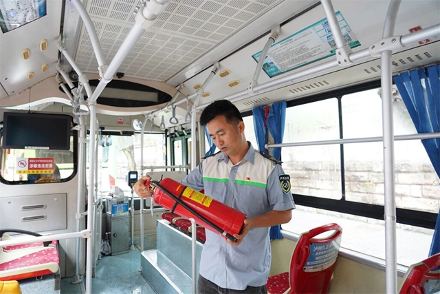 安全行车78万公里!泸州公交党员驾驶员周忠均以匠心践初心(图2) 周2.jpg