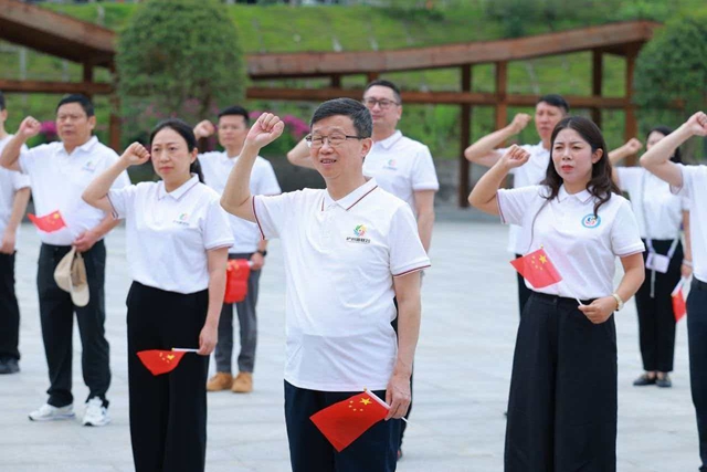 泸州市新阶代表人士开展庆祝中国共产党成立105周年、纪念长征胜利90周年主题活动暨“走进重大工程、重点园区、重点产业”实践活动(图2) 2.jpg