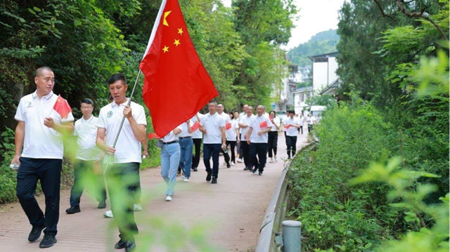 泸州市新阶代表人士开展庆祝中国共产党成立105周年、纪念长征胜利90周年主题活动暨“走进重大工程、重点园区、重点产业”实践活动(图3) 3.jpg
