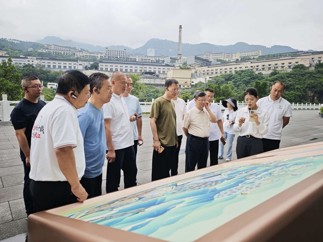 泸州市新阶代表人士开展庆祝中国共产党成立105周年、纪念长征胜利90周年主题活动暨“走进重大工程、重点园区、重点产业”实践活动(图13) 13.jpg