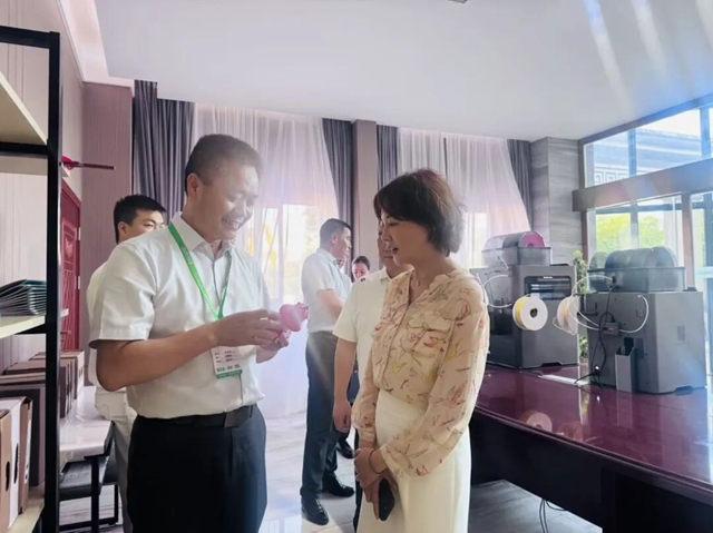 省工商联秘书长王小晴率队莅临泸州“时为公司”走访调研(图4) 时为4.jpg