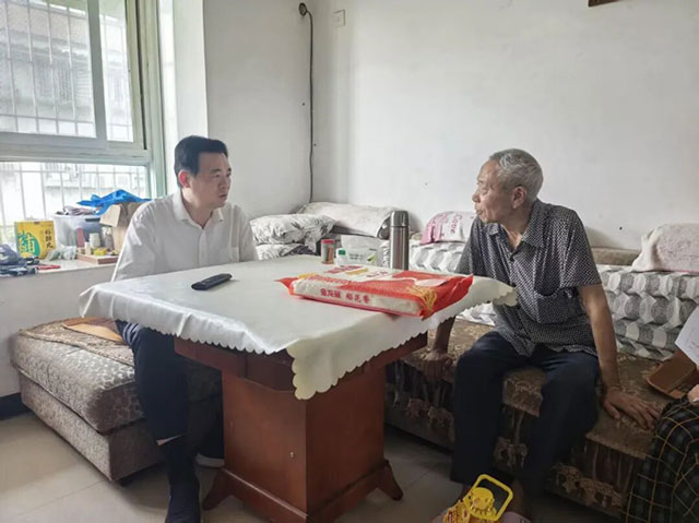 暖心送关怀 奋进新征程丨泸州市口岸物流办开展“七一”走访慰问活动(图1) 1.jpg