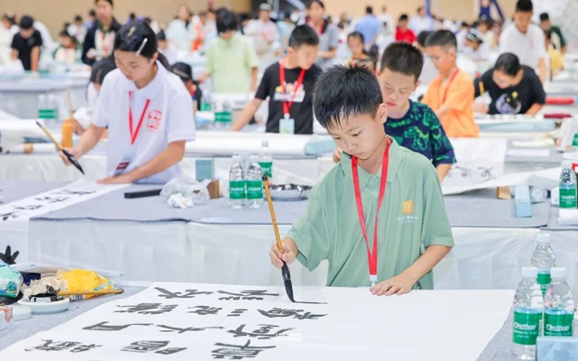 830名青少年齐聚酒城大“笔”拼!第五届青少年书画传习大会书画传习大赛总决赛在泸州开赛(图2) 1.jpg