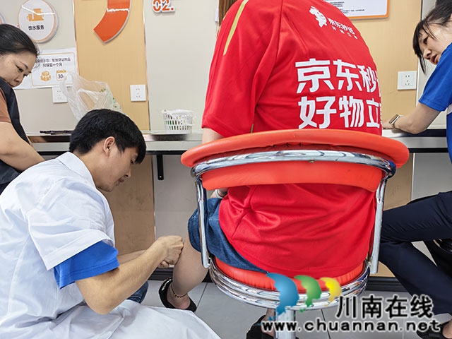 “伏气满满”送关怀┃龙马潭区小市街道开展“烈日下的守护站”关爱新就业群体专场活动(图4) IMG_20260715_104959.jpg