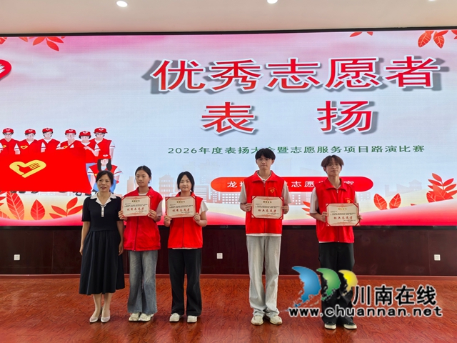 标兵志愿者（曾佐然摄）.jpg