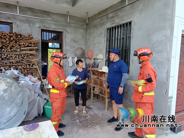 敲门叫应行动，发放《森林防火告知书》.jpg